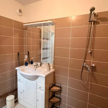 Apartment T2b Proche Centre Avec Parking Prive Gratuit Et Terrasse